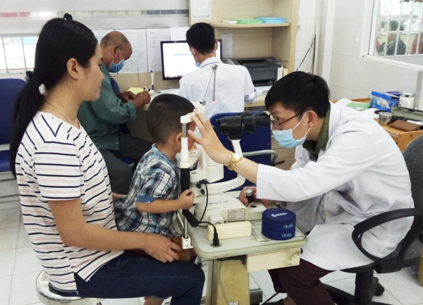 Bác sĩ khám mắt cho bệnh nhân tại Bệnh viện Mắt tỉnh.