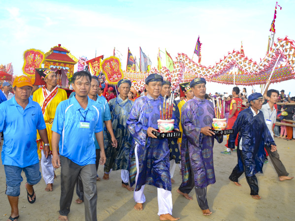 Nghi thức thỉnh Bà Thủy thần nhập điện được tổ chức trang trọng trong Lễ hội Dinh Cô Long Hải.