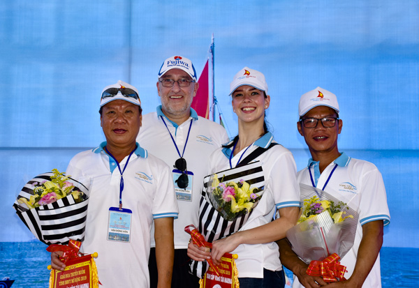 Các VĐV trong và ngoài nước cùng chụp hình lưu niệm tại lễ khai mạc giải đua thuyền buồm Vũng Tàu Marina.