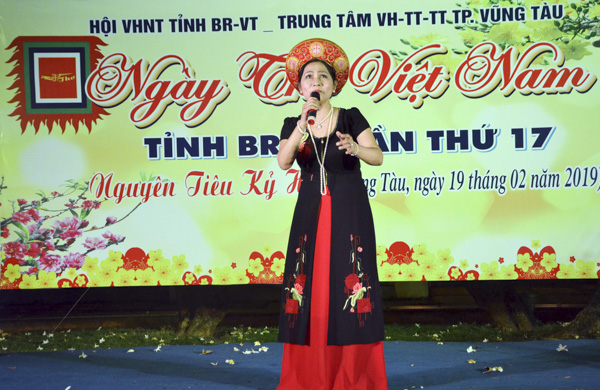 Nghệ sĩ Quế Châu diễn ngâm bài thơ “Nguyên tiêu” của Chủ tịch Hồ Chí Minh trong Ngày thơ Việt Nam tỉnh BR-VT lần thứ 17.  Ảnh: CẨM NHUNG