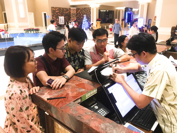 Du khách làm thủ tục nhận phòng tại The Grand Hồ Tràm Strip. Ảnh: GIA AN