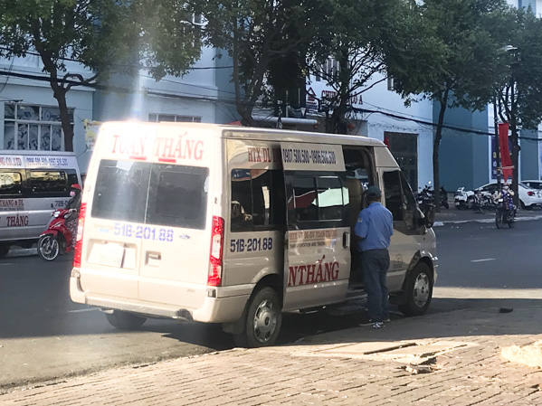 Chiếc xe khách này đã giả nhãn hiệu của hãng xe Toàn Thắng để lừa hành khách... (Ảnh chụp tại khu vực trước cổng Bến xe Vũng Tàu chiều 9-2)