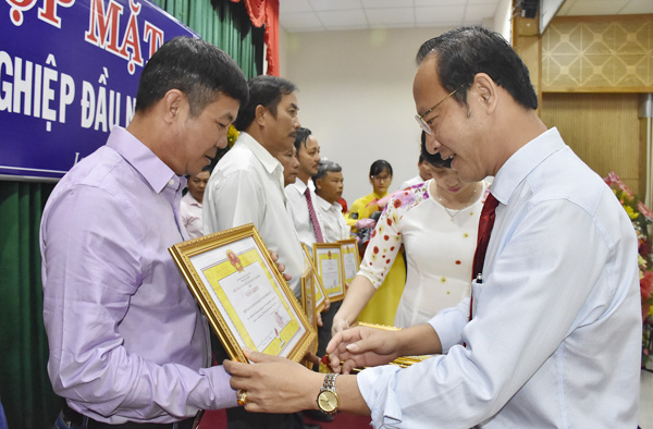Đồng chí Võ Văn Dũng, Bí thư Huyện ủy huyện Long Điền tặng giấy khen cho các DN đã có nhiều đóng góp cho sự phát triển kinh tế - xã hội của huyện.