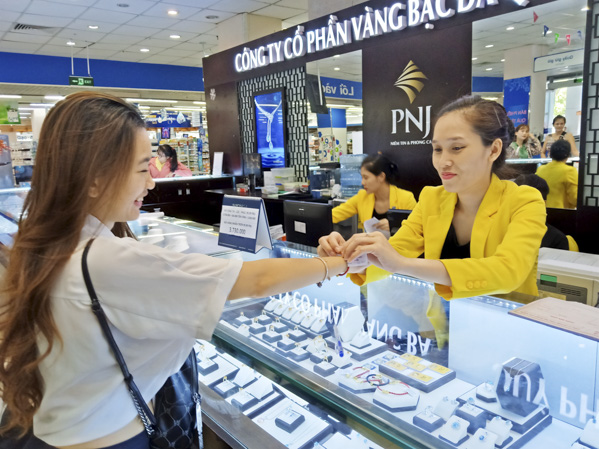Khách hàng mua vàng tại PNJ Vũng Tàu (Siêu thị Co.op Mart Vũng Tàu). 