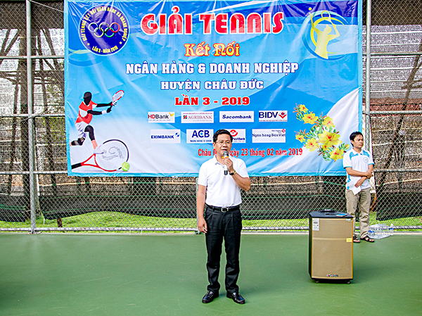 Đồng chí Bùi Chí Thành, Ủy viên Dự khuyết Trung ương Đảng, Bí thư Huyện ủy, phát biểu tại lễ khai mạc giải.