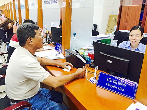 Người dân đến giải quyết thủ tục hành chính tại bộ phận “một cửa” cấp tỉnh. Ảnh: HOÀNG HƯỜNG