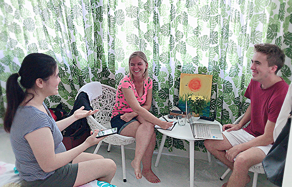 Du khách nước ngoài trò chuyện với chủ nhà tại Spring Homestay And Apartment.