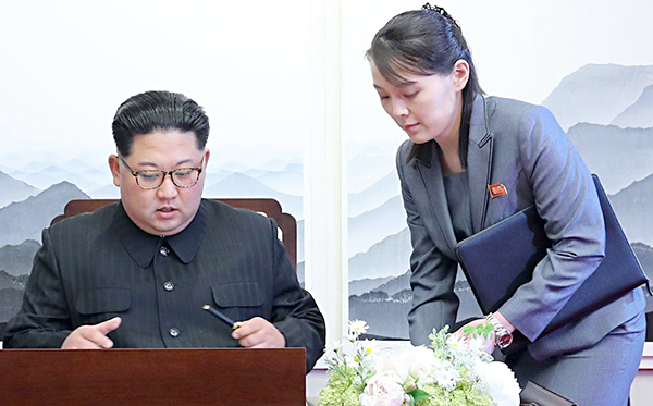 Kim Yo-jong đứng bên cạnh Kim Jong-un 