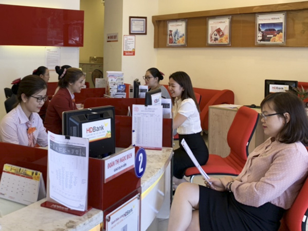 Năm 2018, HDBank đã có sự bứt phá về thứ hạng, từ vị trí 269 năm 2017 đến vị trí 199 năm 2018,  tăng 70 bậc. Trong ảnh: Khách hàng tìm hiểu dịch vụ tại HDBank, chi nhánh Vũng Tàu.
