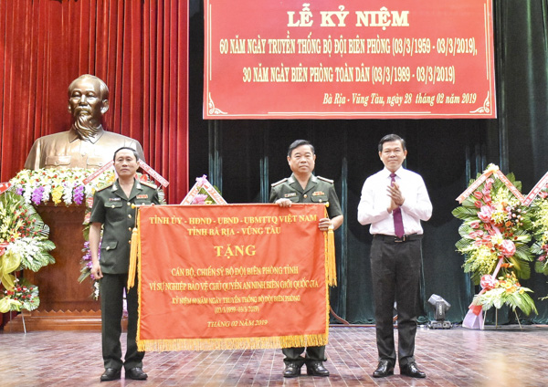 Đồng chí Nguyễn Hồng Lĩnh, Ủy viên Trung ương Đảng, Bí thư Tỉnh ủy, Chủ tịch HĐND tỉnh tặng Bức trướng vì sự nghiệp bảo vệ chủ quyền an ninh biên giới Tổ quốc của Tỉnh ủy - HĐND tỉnh - UBND tỉnh - UBMTTQVN tỉnh cho cán bộ, chiến sĩ BĐBP tỉnh.