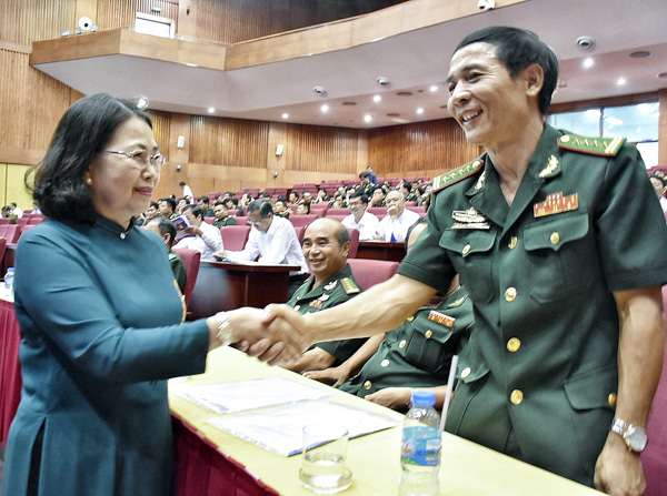 Đồng chí Nguyễn Thị Yến, Phó Bí thư Thường trực Tỉnh ủy, Trưởng Đoàn ĐBQH tỉnh chúc mừng cán bộ Biên phòng nhân kỷ niệm 60 năm Ngày truyền thống lực lượng Bộ đội Biên phòng Việt Nam.