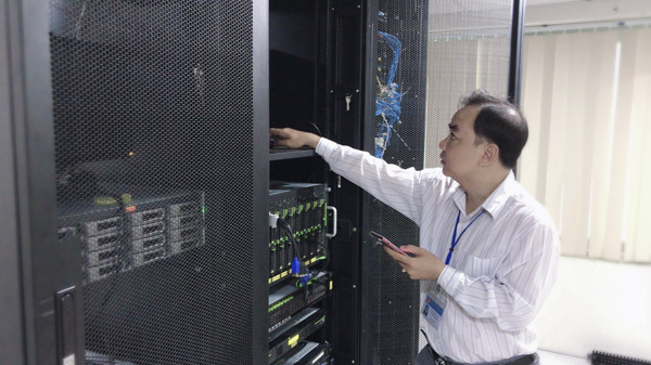Cán bộ Trung tâm CN-TT (Sở TN-MT) vận hành hệ thống máy chủ của 2 ứng dụng tra cứu quy hoạch đất và quản lý đất công.