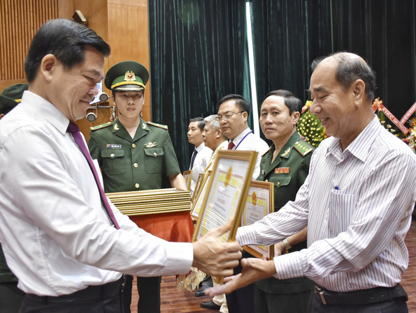 Đồng chí Nguyễn Hồng Lĩnh, Ủy viên Trung ương Đảng, Bí thư Tỉnh ủy, Chủ tịch HĐND tỉnh trao Bằng khen của UBND tỉnh cho các tập thể có thành tích xuất sắc trong đợt thi đua cao điểm chào mừng kỷ niệm 60 năm Ngày truyền thống lực lượng BĐBP và 30 năm Ngày Biên phòng toàn dân.
