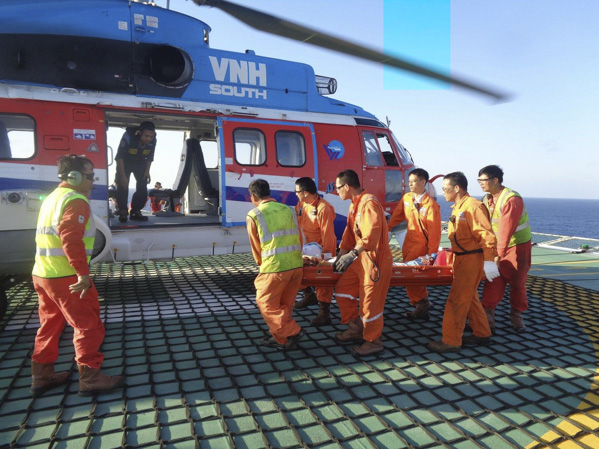 Vào lúc 18 giờ ngày 28-2, thuyền viên Nguyễn Văn Nhân được đưa lên trực thăng về đất liền.