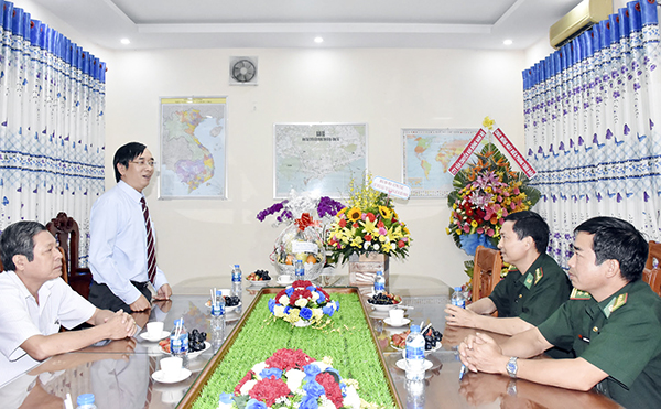 Đồng chí Trương Đức Nghĩa, Phó Tổng Biên tập Báo BR-VT (đứng) chúc mừng cán bộ, chiến sĩ Bộ đội Biên phòng tỉnh nhân kỷ niệm 60 năm Ngày truyền thống Bộ đội Biên phòng (3-3-1959 – 3-3-2019) và 30 năm Ngày Biên phòng toàn dân (3-3-1989 – 3-3- 2019).