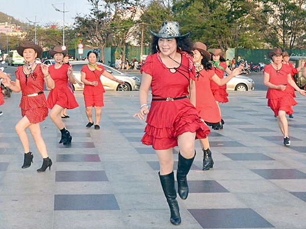 Lớp học nhảy Line dance do cô Tô Thị Thu Hà hướng dẫn tại Công viên Bãi Sau, TP.Vũng Tàu.  Ảnh: CẨM NHUNG
