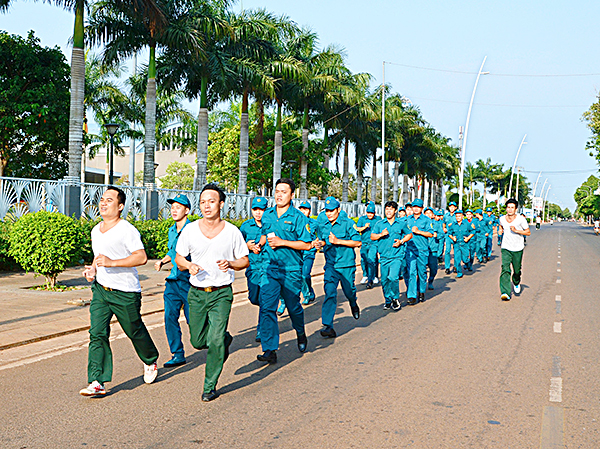 Cán bộ, chiến sĩ huyện Châu Đức tham gia “Ngày chạy thể thao quân sự thế giới (CISM) kết hợp chạy Olympic vì sức khỏe toàn dân”. Ảnh: MINH NHÂN