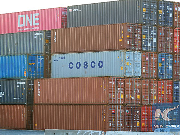Hàng hóa Trung Quốc tại cảng Long Beach, Los Angeles, Mỹ.