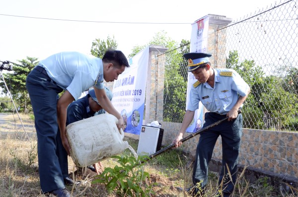 ĐVTN Tiểu đoàn Tên lửa 59 chăm sóc cây hoa hoà
