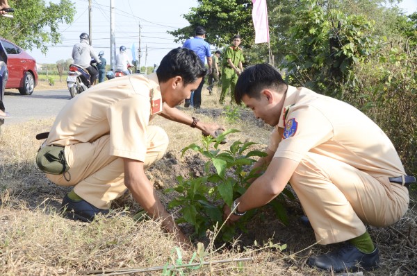 ĐVTN Đoàn cơ sở công an huyện Đất Đỏ trồng cây hoa hoàng yến.