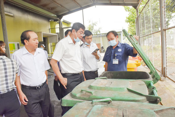 Đoàn kiểm tra thùng đựng tro rác thải y tế sau khi đốt vẫn còn nhiều loại rác như chai lọ, ống thuốc thủy tinh... chưa tiêu hủy hết.