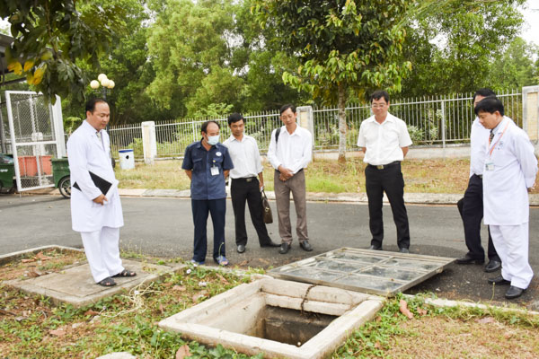Đoàn khảo sát khu vực xử lý chất thải lỏng của BV Bà Rịa.