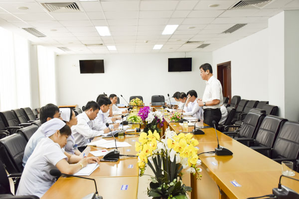 Đoàn trao đổi với Ban lãnh đạo BV Bà Rịa về tình hinh xử lý chất thải y tế.