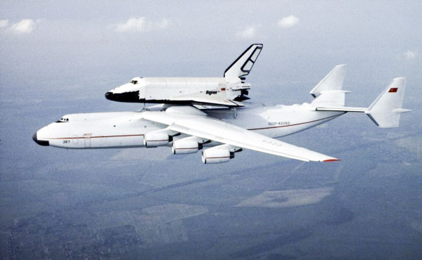 An-225 Mriya cõng trên lưng tàu con thoi Buran (Ảnh AAP)