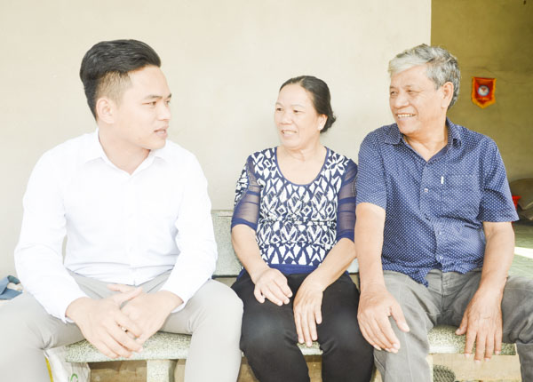 Anh Nguyễn Thành Nho, cán bộ MTTQVN xã Bàu Chinh, huyện Châu Đức (bên trái) trao đổi với người dân để nắm bắt nhanh tình hình tư tưởng xã hội.