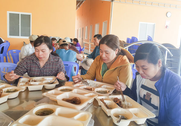 Người lao động Công ty TNHH Tứ Hải trong giờ ăn giữa ca.
