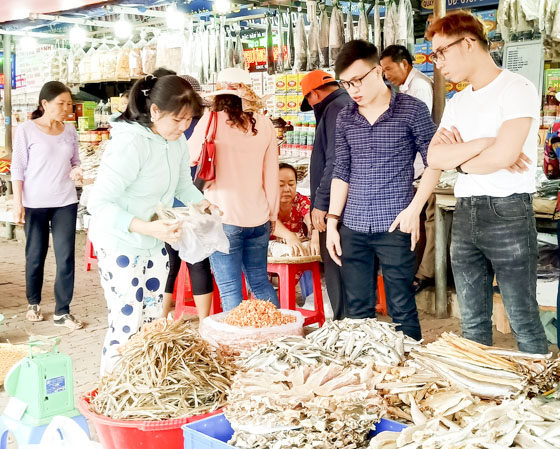 Khách chọn mua hải sản khô tại chợ Bà Rịa.
