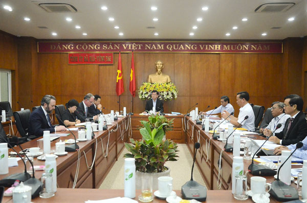 Đồng chí Nguyễn Hồng Lĩnh, Ủy viên Trung ương Đảng, Bí thư Tỉnh ủy, Chủ tịch HĐND tỉnh chủ trì buổi làm việc với các nhà đầu tư.