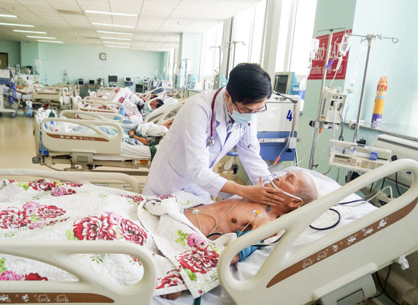 Các bệnh viện trên địa bàn tỉnh đang cần chế độ đãi ngộ của tỉnh để “giữ chân” bác sĩ giỏi.  Trong ảnh: Bác sĩ thăm khám cho bệnh nhân tại Khoa Hồi sức tích cực chống độc, Bệnh viện Lê Lợi.