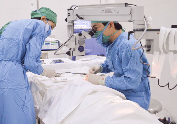 Bệnh viện Mắt tỉnh hiện có 16 bác sĩ, trong đó có 13 bác sĩ có trình độ sau đại học. Trong ảnh: Một ca phẫu thuật mắt cho bệnh nhân tại Bệnh viện Mắt tỉnh. Ảnh: MINH THIÊN
