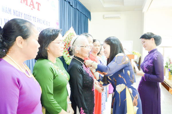 Bà Nguyễn Thị Lâm, Chủ tịch Hội LHPN TP.Vũng Tàu trao Kỷ niệm chương của Trung ương Hội LHPN Việt Nam cho các cá nhân trên địa bàn TP.Vũng Tàu có nhiều đóng góp “Vì sự phát triển của phụ nữ Việt Nam” năm 2018.