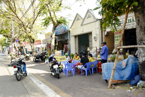 Nhiều đoạn vỉa hè đường Hoàng Hoa Thám bị chiếm dụng để buôn bán và đậu xe.