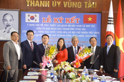 Đại diện UBND TP.Vũng Tàu và TP. Gunsan tại lễ ký kết.