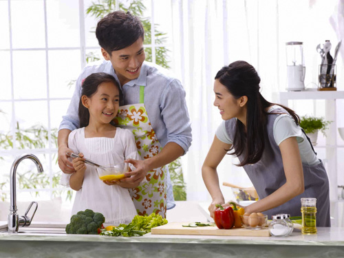 Cùng nhau chia sẻ việc nhà giúp tình cảm gia đình thêm bền chặt.