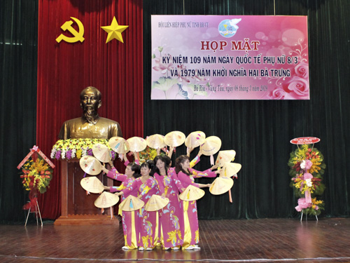 Một tiết mục múa do Hội LHPN TP. Bà Rịa biểu diễn tại buổi họp mặt.
