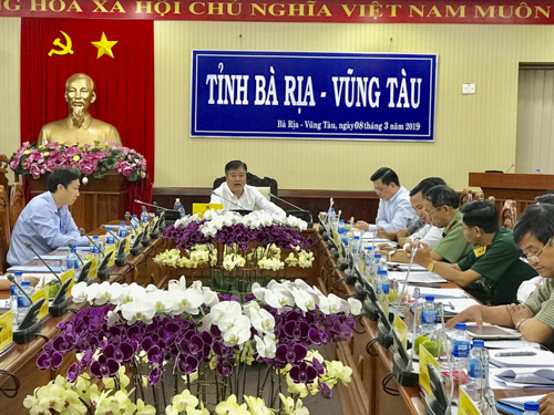 Đồng chí Nguyễn Văn Trình, Chủ tịch UBND tỉnh chủ trì cuộc họp.