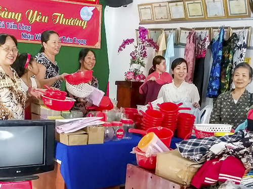 Người cần đến nhận đồ cũ tại “Gian hàng yêu thương” của Chi Hội phụ nữ khu phố Phú Thạnh (phường Mỹ Xuân, TX. Phú Mỹ).