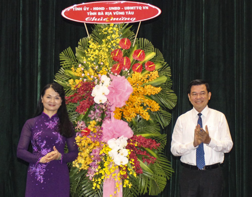 Đồng chí Nguyễn Hồng Lĩnh, Ủy viên Trung ương Đảng, Bí thư Tỉnh ủy, Chủ tịch HĐND tỉnh tặng lẵng hoa của Tỉnh ủy, HĐND, UBND, UBMTTQ tỉnh chúc mừng chị em phụ nữ tại buổi họp mặt.