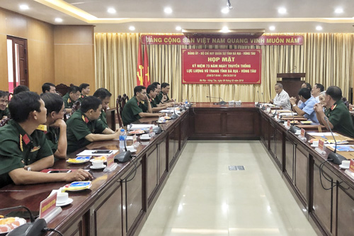 Các đại biểu tham dự buổi họp mặt.