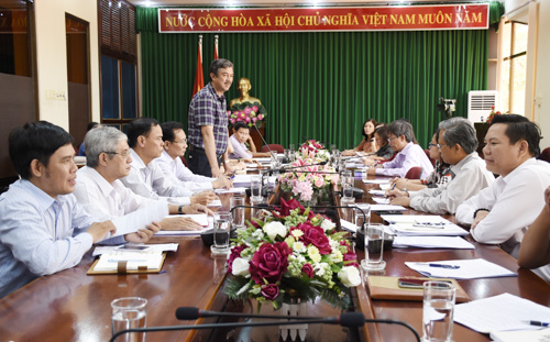 Ông Trịnh Hàng, Giám đốc Sở Du lịch phát biểu tại buổi làm việc với UBND huyện Côn Đảo. 