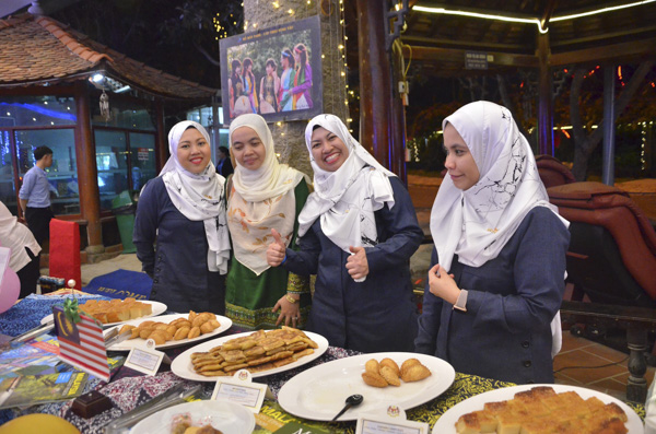 Các nữ Tổng lãnh sự quán Malaysia tại TP.Hồ Chí Minh giới thiệu ẩm thực của đất nước mình.