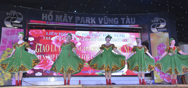 Tiết mục văn nghệ “Những con búp bê Nga” do đội văn nghệ Công đoàn Liên doanh Vietsovpetro biểu diễn.