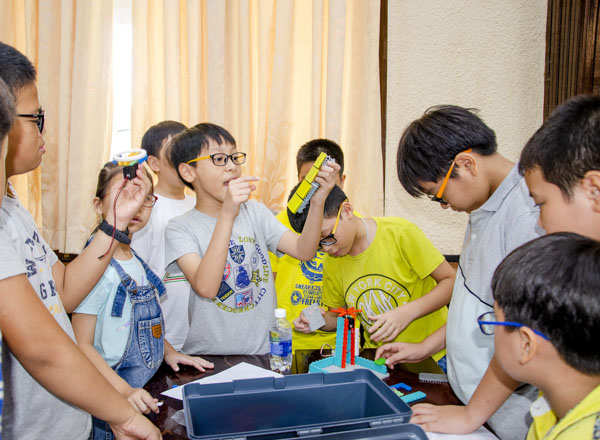 Thí sinh tham gia lắp ráp robot.