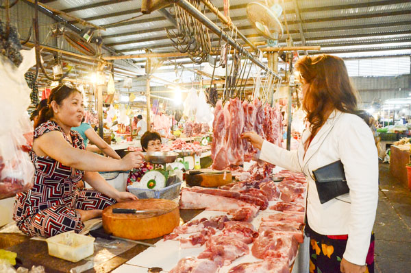 Người dân mua thịt heo tại chợ Vũng Tàu.