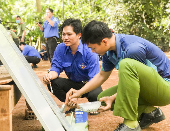 Đoàn viên, thanh niên sửa chữa nhà cho bà Đào Thị Liễu ở ấp Liên Hiệp, xã Xà Bang.