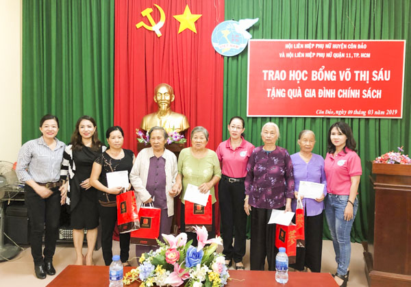 Đại diện các đơn vị trao quà cho các gia đình chính sách.